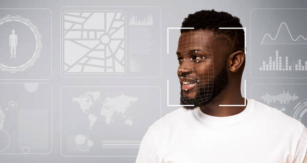 個人情報の収集。デジタルデータ、空白を持つ灰色の背景にアフリカ系アメリカ人の男の顔認識 - 顔認証 ストックフォトと画像
