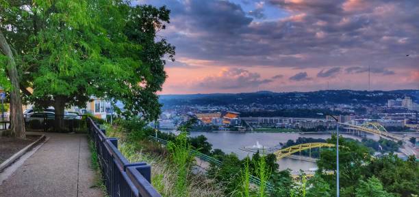 vista desde mount washington, pittsburgh - mt washington fotografías e imágenes de stock