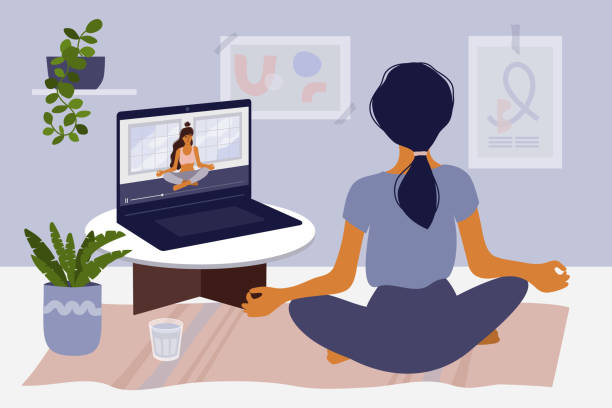 bleiben sie zu hause konzept mit mädchen beobachten online-kurse auf laptop und yoga üben - fitnessstudio geräte stock-grafiken, -clipart, -cartoons und -symbole