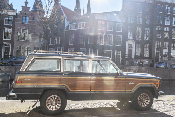 jeep grand wagoneer neben einem kanal in amsterdam geparkt - jeep grand cherokee stock-fotos und bilder