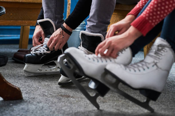 istock Young couple preparing to a skating 1216536122