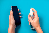 frau-reinigung-smartphone-mit-antiseptikum-hygienekonzept.jpg?b=1&s=170x170&k=20&c=ZCSkMea0FifT3z6DBDQPzXH2emN-HT1nJlbjAZ0Uil0=