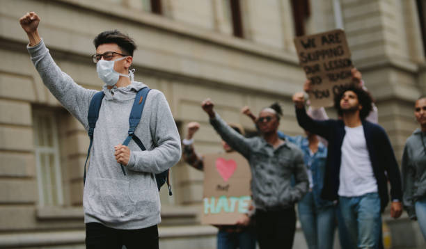 grupo de activistas que protestan por carretera - black civil rights fotografías e imágenes de stock