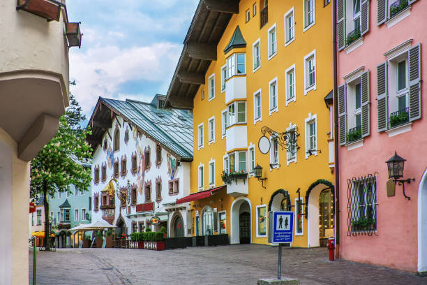 straße in kitzbühel, österreich - tirol village european alps austria stock-fotos und bilder