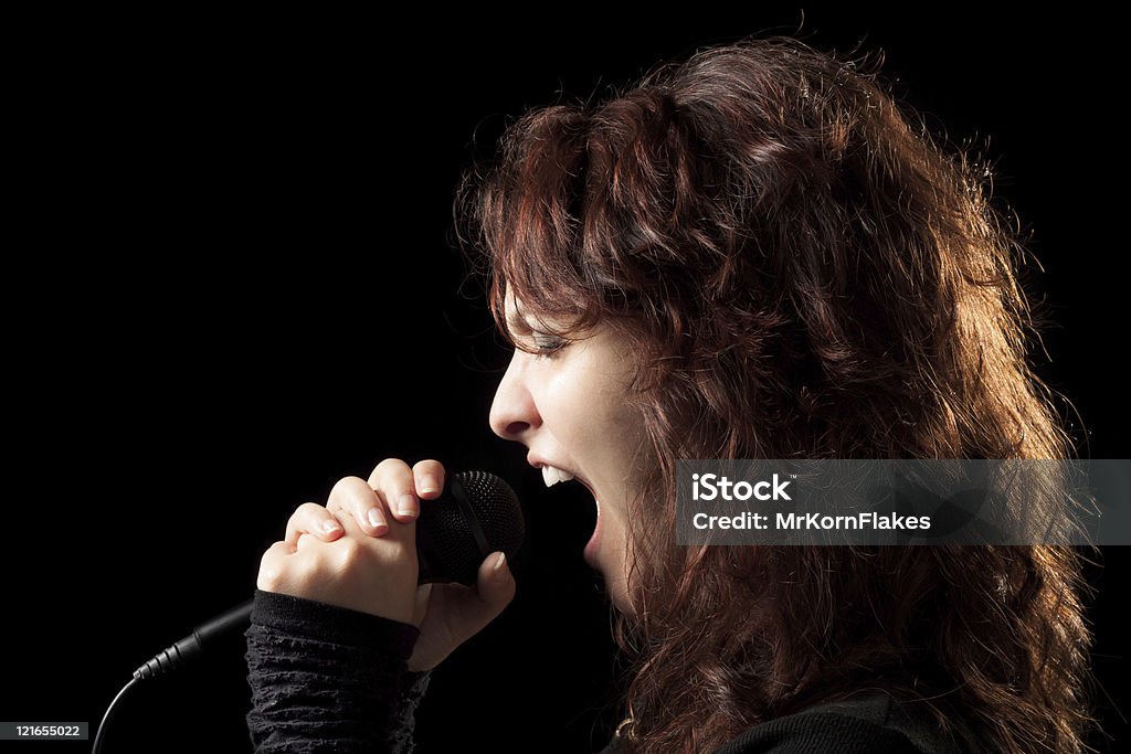 Cantante Rock donna gridando - Foto stock royalty-free di Cantare