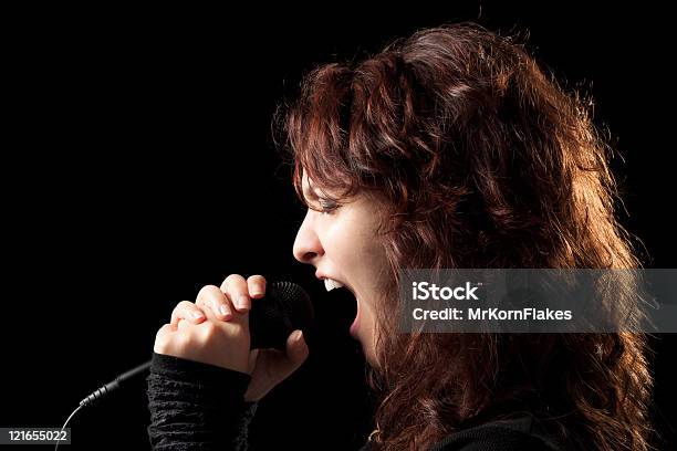 Cantante Rock Donna Gridando - Fotografie stock e altre immagini di Cantare - Cantare, Donne, Rabbia - Emozione negativa