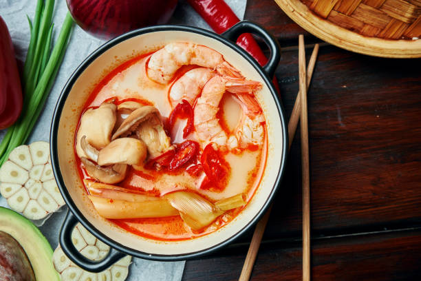 tom yam con gamberi, frutti di mare, latte di cocco e peperoncino in composizione con ingridients. popolare zuppa tailandese calda e acida. copiare lo spazio. tom yum - tom tom yum meal soup foto e immagini stock