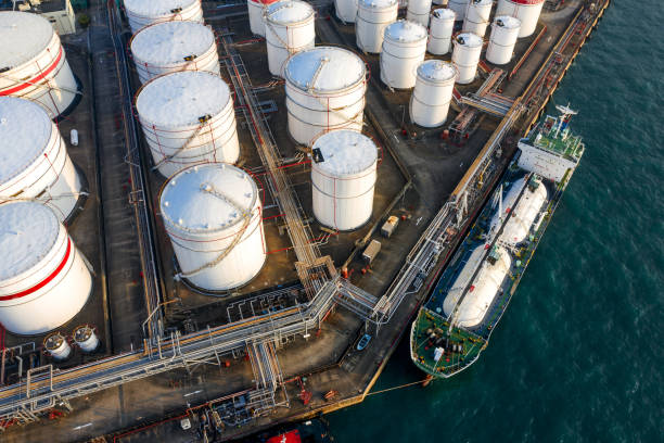 tanques de almacenamiento de aceite - buque tanque petrolero fotografías e imágenes de stock