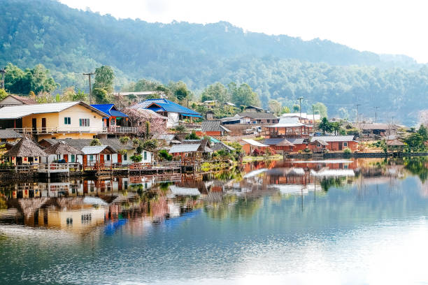 рак тай деревня, древняя деревня, окруженная природой, mae hong son, таиланд. - mae hong son province стоковые фото и изображения