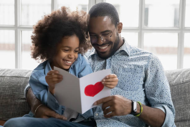 mała córka zaskoczyła tatę na dzień ojca - fathers day greeting card father child zdjęcia i obrazy z banku zdjęć