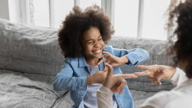 african little girl using sign language communicates with mom - american sign language imagens e fotografias de stock