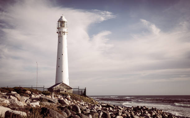 farol de slangkop perto da cidade de kommetjie na cidade do cabo áfrica do sul ao pôr do sol - slangkop - fotografias e filmes do acervo