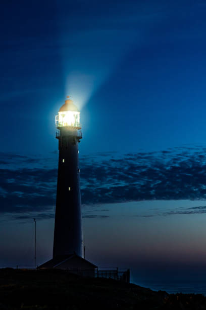 farol de slangkop perto da cidade de kommetjie na cidade do cabo áfrica do sul ao pôr do sol - slangkop - fotografias e filmes do acervo