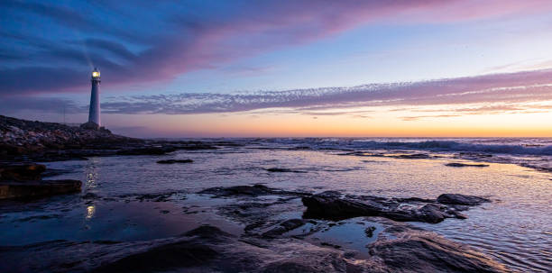 phare de slangkop près de la ville de kommetjie dans le cap afrique du sud au coucher du soleil - panoramic landscape south africa cape town photos et images de collection