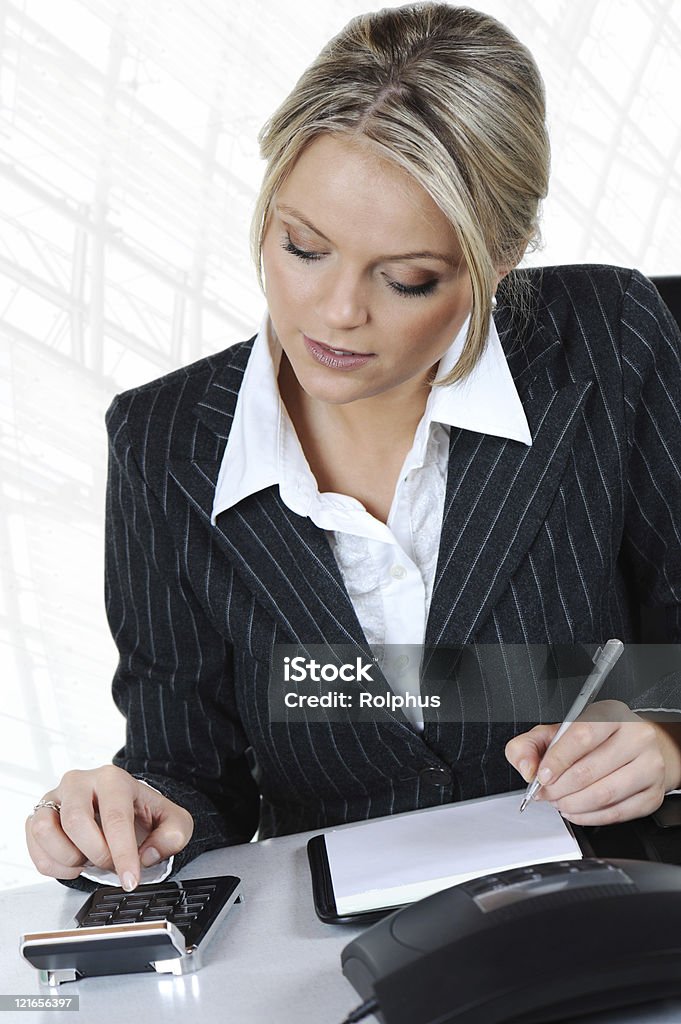 Business rechnen blonden Frau zufrieden und sicher - Lizenzfrei 25-29 Jahre Stock-Foto