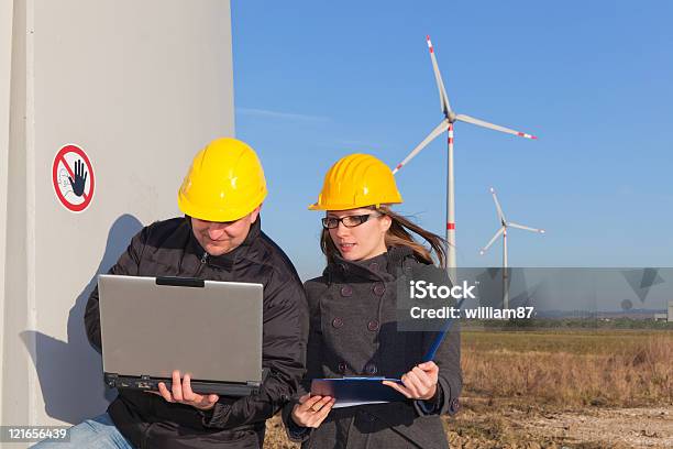 Técnico Ingenieros De Una Turbina De Estación De Generación De Energía Foto de stock y más banco de imágenes de Adulto joven