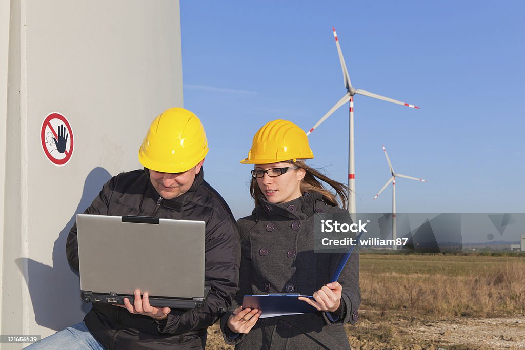 Technicien ingénieurs dans une éolienne Station de génération d'énergie - Photo de Jeune adulte libre de droits