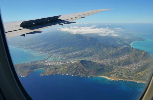 vue aérienne sur le célèbre cratère de koko honolulu hawaii - air air vehicle beauty in nature blue photos et images de collection