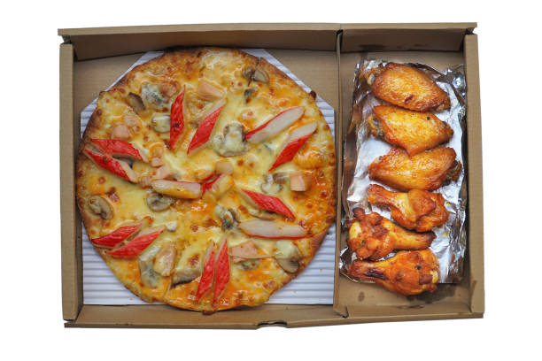 白い背景に取り込まれた紙箱のピザとグリルした手羽先。 - foods and drinks isolated on white basil cooked ストックフォトと画像