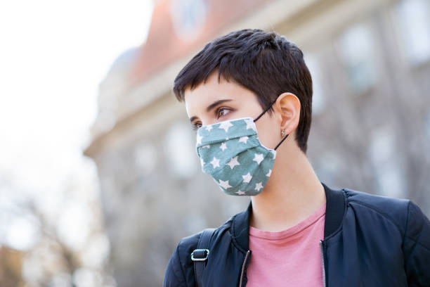 mulher na cidade usando máscara facial protetora - smog city pollution town - fotografias e filmes do acervo