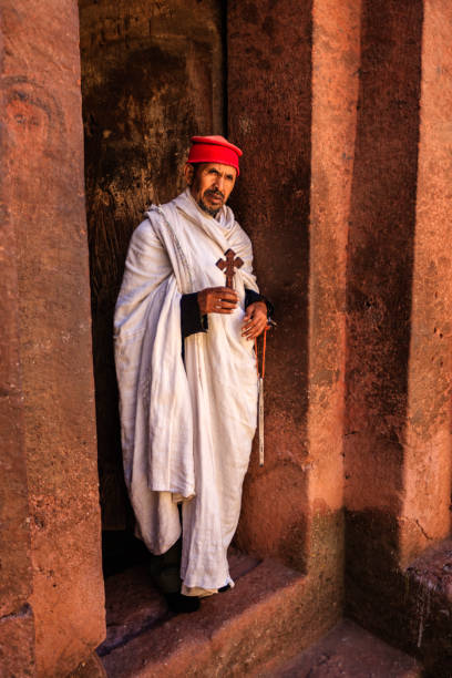 sacerdote católico de la iglesia de san jorge, lalibela. etiopía,africa - saint giorgis fotografías e imágenes de stock