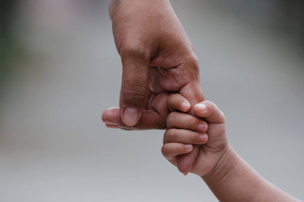 mani di mamma e bambino - holding hands human hand child mother foto e immagini stock