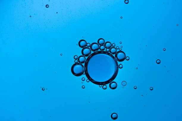 gradient oil drops in the water. oil bubbles in water, round abstract drops. - cold tint imagens e fotografias de stock