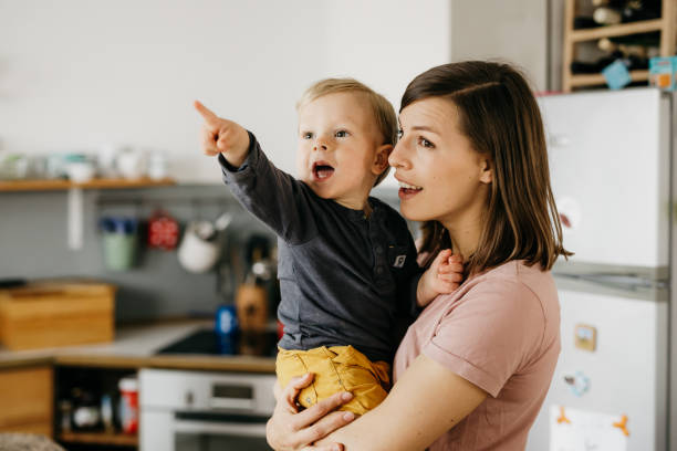 彼のお母さんと小さな子供 - mother holding child pointing ストックフォトと画像