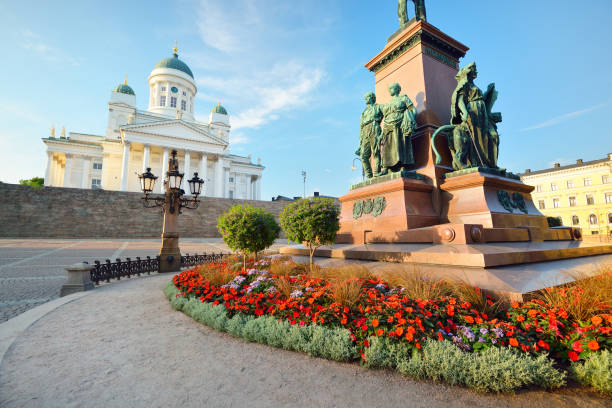 uma vista da praça vazia do senado antes do surto de coronavírus (covid-19), zona de quarentena da finlândia. catedral luterana de helsinque, estátua de alexandre ii e o palácio do governo close-up - helsinki lutheran cathedral - fotografias e filmes do acervo