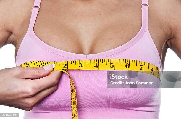 Kobieta Pomiaru Jej Linii Biustu - zdjęcia stockowe i więcej obrazów Pierś - Pierś, Powiększenie piersi, Implant piersi