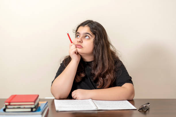 13 years old girl doing homework - 12 13 years fotos imagens e fotografias de stock