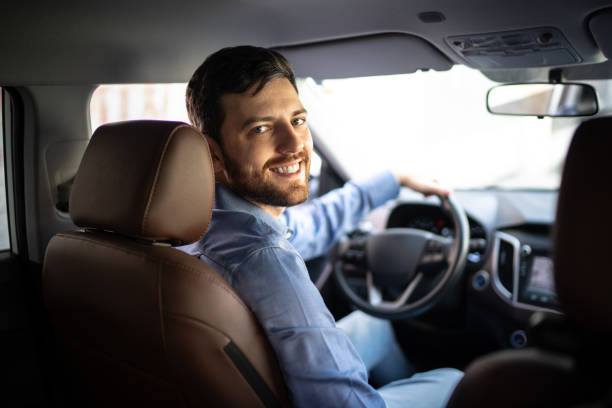 ritratto di autista sorridente - car driving men business foto e immagini stock