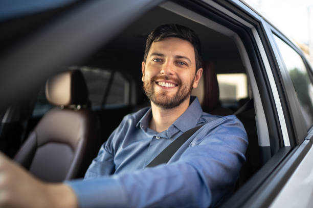 portret uśmiechniętego kierowcy - driving car traffic men zdjęcia i obrazy z banku zdjęć