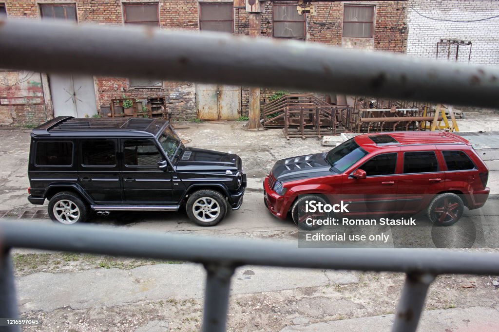 Mercedesbenz G55 Amg Và Jeep Grand Cherokee Srt8 Những Chiếc Xe Combo Tàn  Bạo Trên Nền Của Tàn Tích Của Các Tòa Nhà Hình ảnh Sẵn có - Tải xuống Hình  ảnh