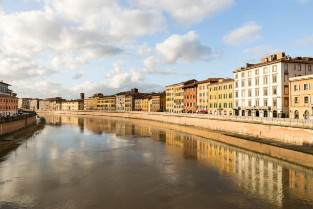 イタリア、トスカーナ州ピサのポンテ・ディ・メッツォ橋からアルノ川の観光スポット。 - ponte di mezzo ストックフォトと画像