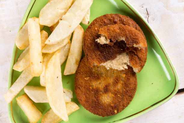 gebratener fischfleisch-burger mit pommes frites auf dem teller serviert - french fries fast food french fries raw raw potato stock-fotos und bilder