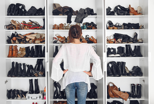 Mujer limpiando zapatos armario photo