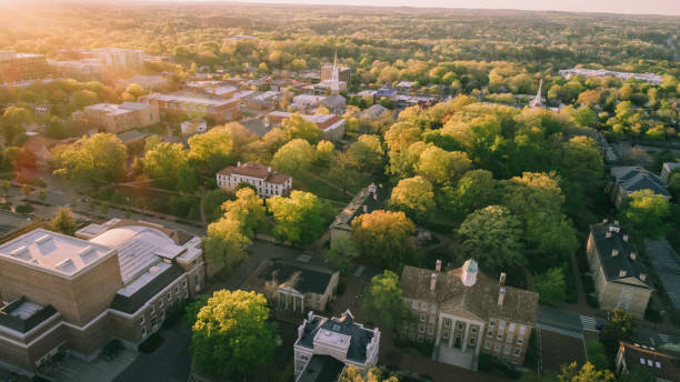 luft über der university of north carolina im frühjahr - north carolina stock-fotos und bilder