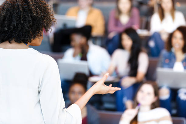 gestes méconnaissables de professeur féminin tout en enseignant divers étudiants d’université - professeur duniversité photos et images de collection