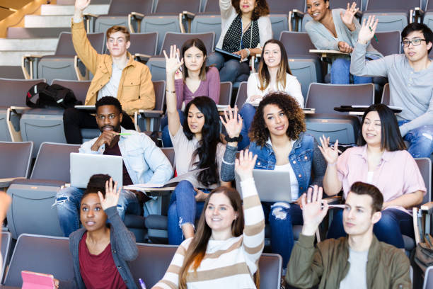 보이지 않는 교수가 질문을 할 때, 대학생들은 손을 들어 - audience lecture hall seminar cheerful 뉴스 사진 이미지