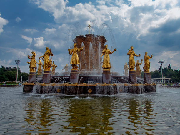 the friendship of nations fountain (druzhba narodov) at the all russian exhibition centre in moscow - vdnk imagens e fotografias de stock