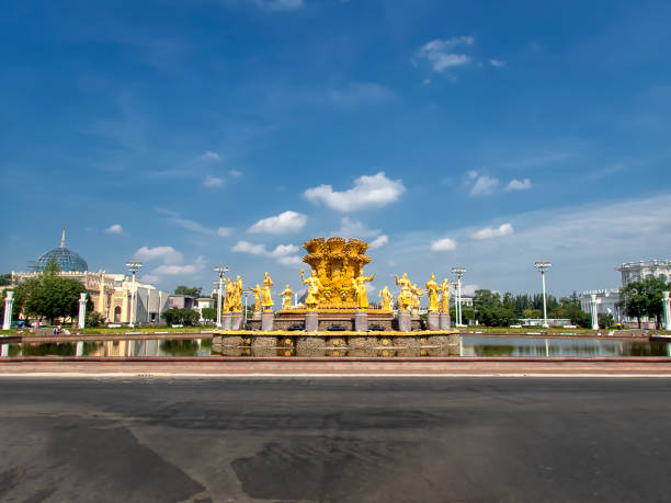 the friendship of nations fountain (druzhba narodov) at the all russian exhibition centre in moscow - vdnk imagens e fotografias de stock