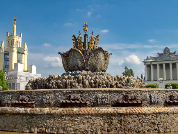 the stone flower fountain in the all russia exhibition centre in moscow - vdnk imagens e fotografias de stock