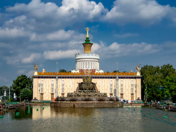 the stone flower fountain in the all russia exhibition centre in moscow - vdnk imagens e fotografias de stock