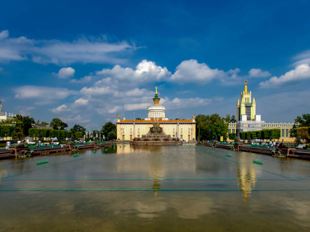 the stone flower fountain in the all russia exhibition centre in moscow - vdnk imagens e fotografias de stock