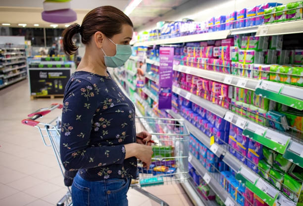 vrouw die beschermend gezichtsmasker het winkelen in supermarkt tijdens coronavirusuitbarsting draagt. - andrej stockfoto's en -beelden