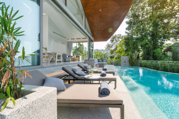 design interno ed esterno di villa, casa e casa della piscina dispongono di lettino e piscina a sfioro - architecture feature foto e immagini stock
