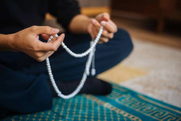 muslime beten zu hause - prayer beads stock-fotos und bilder