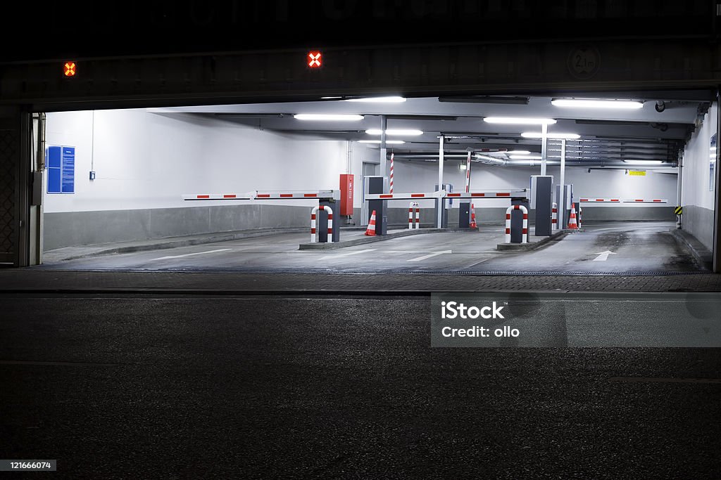 Estacionamento, foto tirada à noite - Foto de stock de Barreira de Construção royalty-free