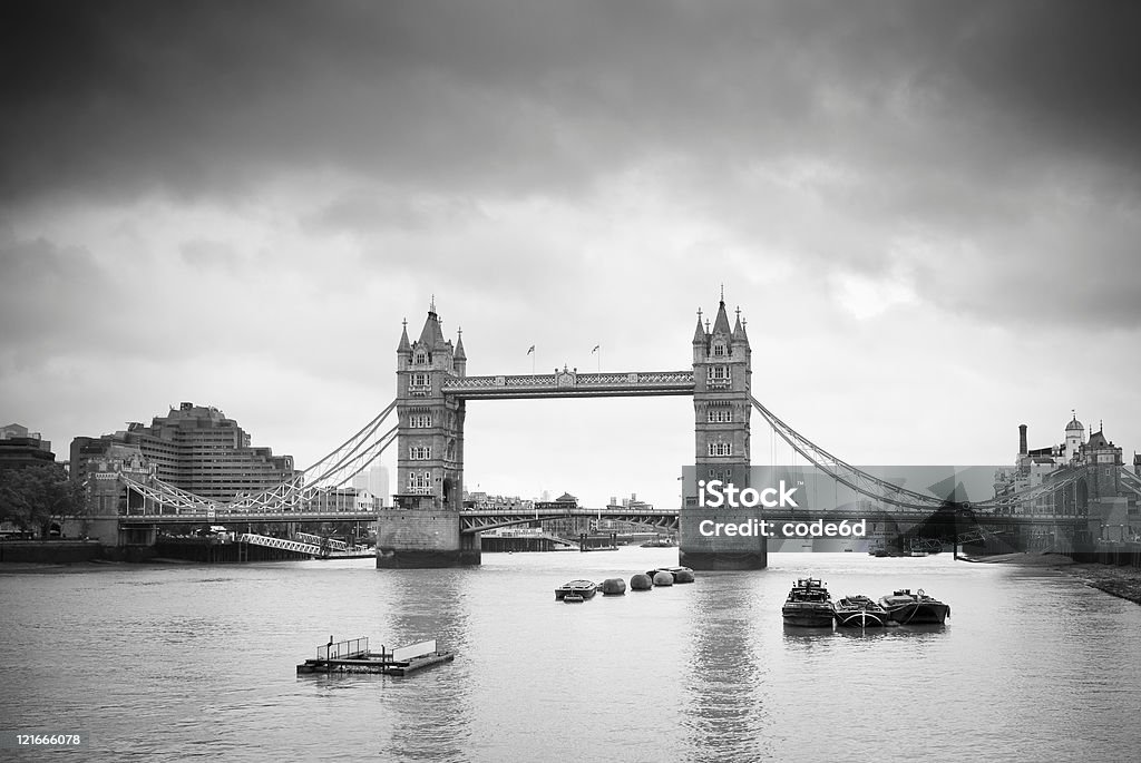 Des nuages sombres sur Tower Bridge (B & W - Photo de Capitales internationales libre de droits